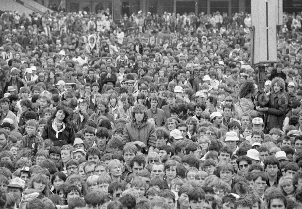 GDR image archive: Berlin - Konzert während des Nationalen Jugendfestival der DDR auf dem Marx-Engels-Platz. Im Bild: Das Publikum des Konzerts.