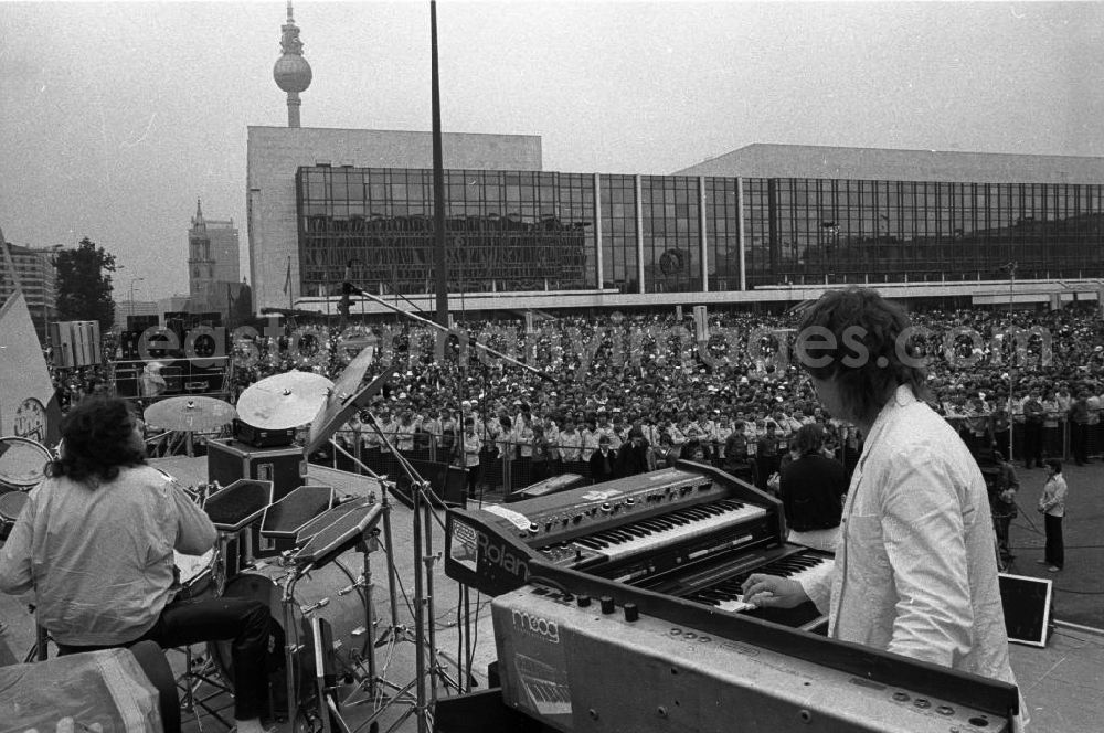 GDR photo archive: Berlin - Konzert während des Nationalen Jugendfestival der DDR auf dem Marx-Engels-Platz. Im Bild: Der Auftritt der Band / Gruppe Karat. Im Hintergrund der Palast der Republik.
