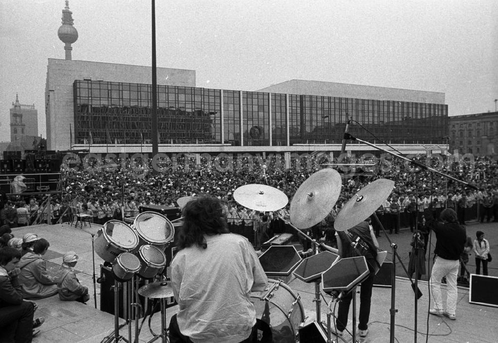 GDR picture archive: Berlin - Konzert während des Nationalen Jugendfestival der DDR auf dem Marx-Engels-Platz. Im Bild: Der Auftritt der Gruppe / Band Karat. Im Hintergrund der Palast der Republik.