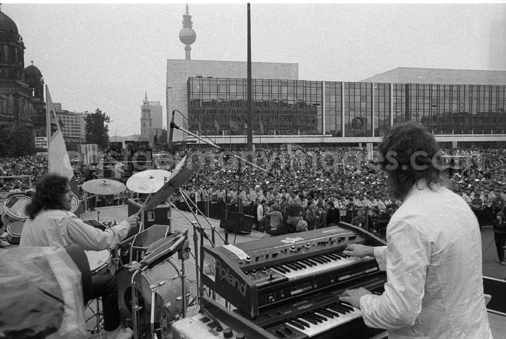 Berlin: Konzert während des Nationalen Jugendfestival der DDR auf dem Marx-Engels-Platz. Im Bild: Der Auftritt der Gruppe / Band Karat. Im Hintergrund der Palast der Republik und der Berliner Dom.