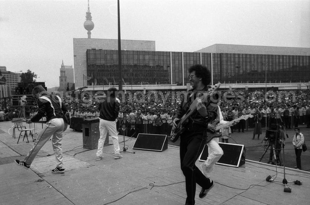 GDR photo archive: Berlin - Konzert während des Nationalen Jugendfestival der DDR auf dem Marx-Engels-Platz. Im Bild: Der Auftritt einer unbekannten Band. Im Hintergrund der Palst der Republik und der Berliner Fernsehturm.