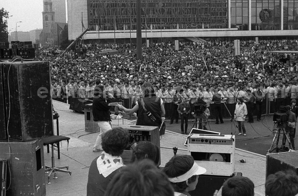 GDR picture archive: Berlin - Konzert während des Nationalen Jugendfestival der DDR auf dem Marx-Engels-Platz. Im Bild: Der Auftritt der Band / Gruppe Karat. Im Hintergrund der Palast der Republik