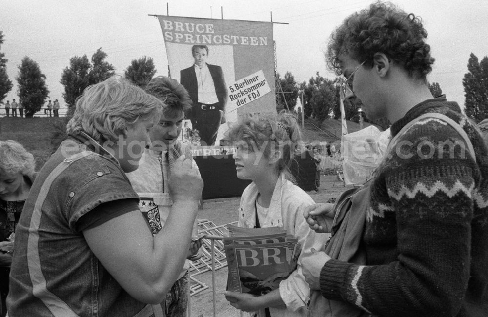 GDR photo archive: Berlin - Visitors and spectators of the music concert by Bruce Springsteen in the district Weissensee in Berlin Eastberlin on the territory of the former GDR, German Democratic Republic