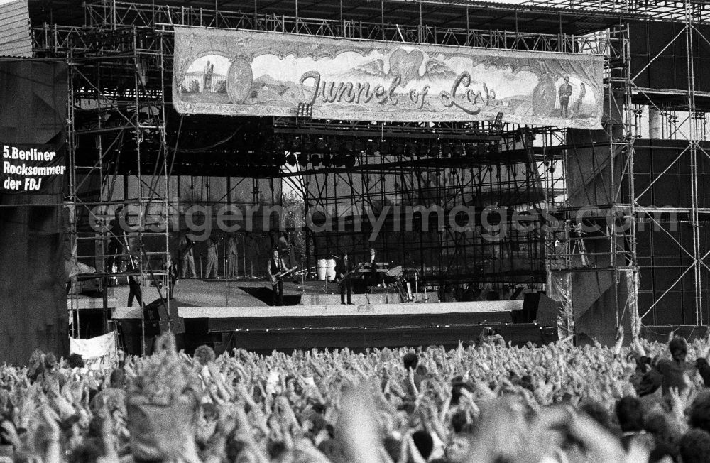 Berlin: Visitors and spectators of the music concert by Bruce Springsteen in the district Weissensee in Berlin Eastberlin on the territory of the former GDR, German Democratic Republic