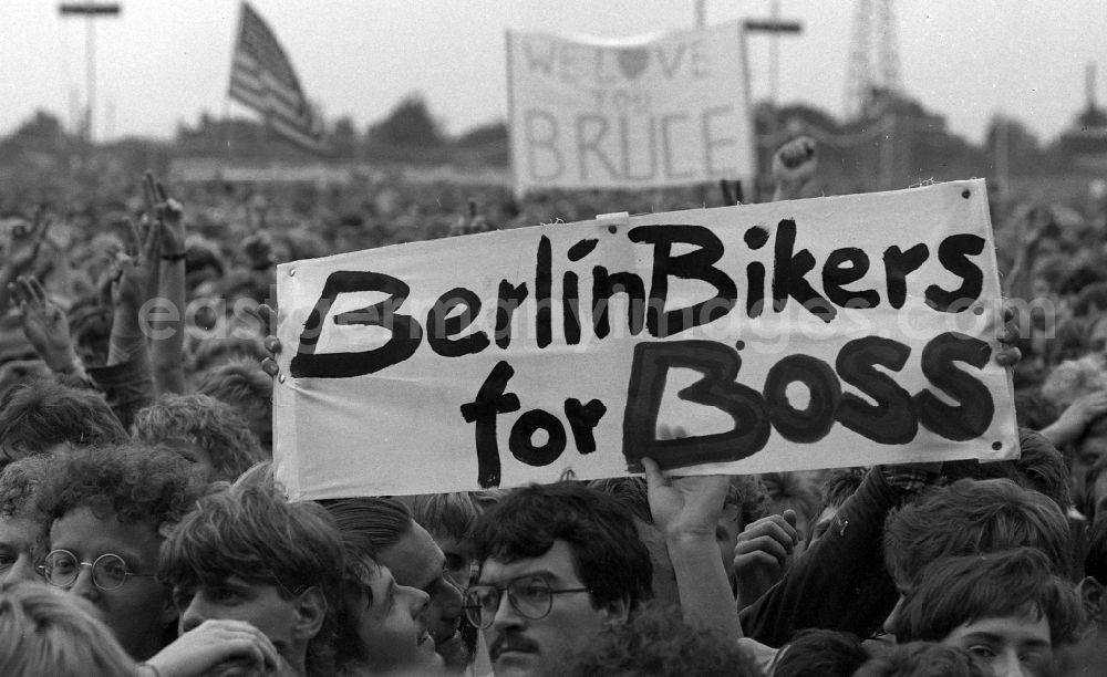 GDR image archive: Berlin - Visitors and spectators of the music concert by Bruce Springsteen in the district Weissensee in Berlin Eastberlin on the territory of the former GDR, German Democratic Republic