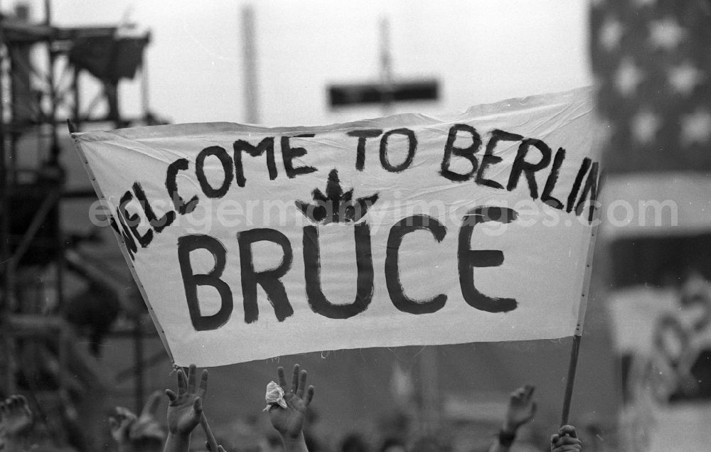 GDR picture archive: Berlin - Visitors and spectators of the music concert by Bruce Springsteen in the district Weissensee in Berlin Eastberlin on the territory of the former GDR, German Democratic Republic