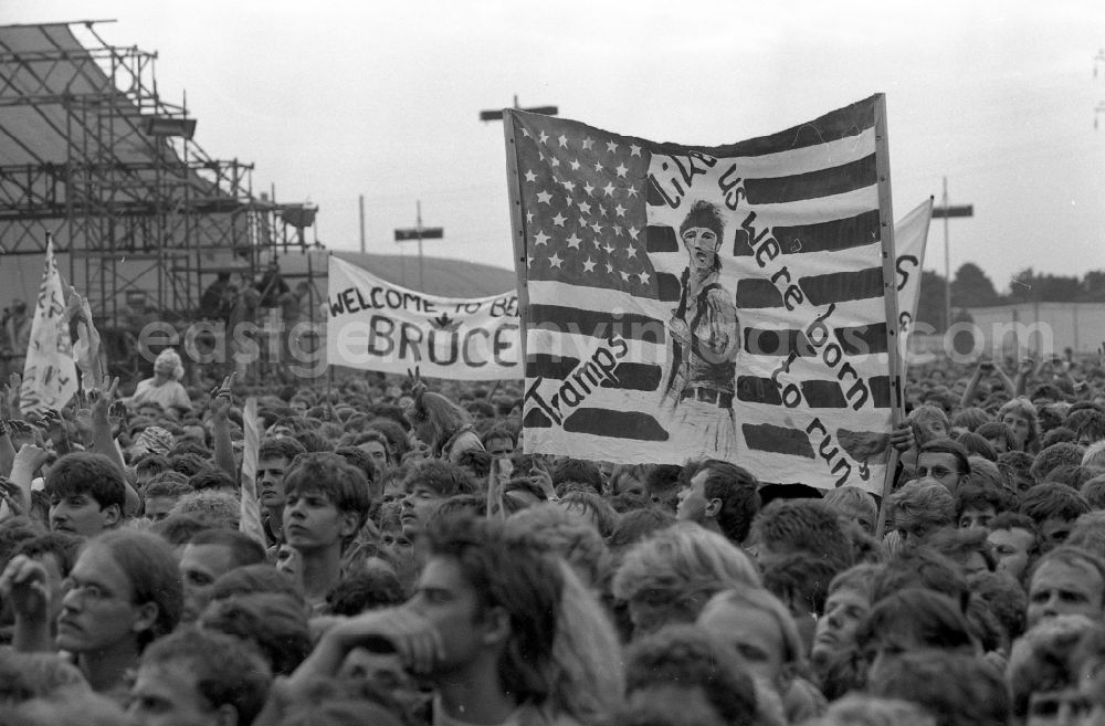 GDR image archive: Berlin - Visitors and spectators of the music concert by Bruce Springsteen in the district Weissensee in Berlin Eastberlin on the territory of the former GDR, German Democratic Republic