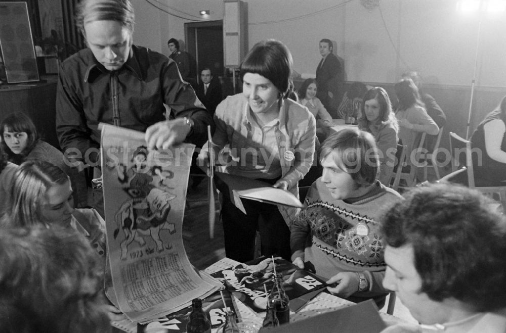 GDR photo archive: Trattendorf - Visitors and spectators of the music concert Jugendradio DT64 at the arts centre in Trattendorf in the state Brandenburg on the territory of the former GDR, German Democratic Republic