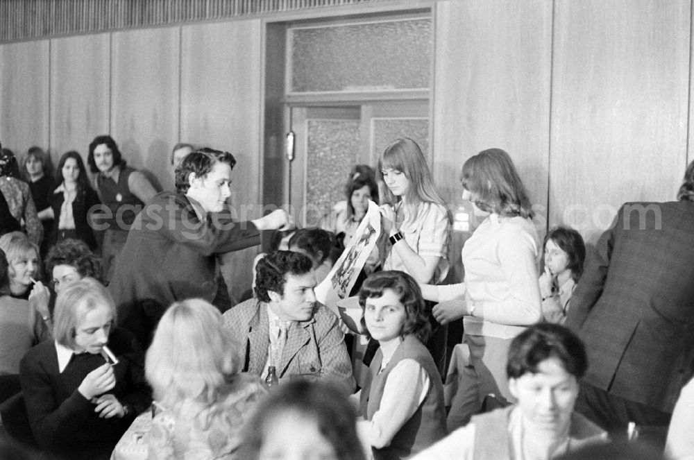GDR picture archive: Trattendorf - Visitors and spectators of the music concert Jugendradio DT64 at the arts centre in Trattendorf in the state Brandenburg on the territory of the former GDR, German Democratic Republic