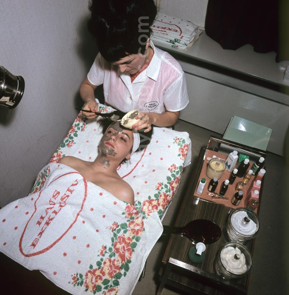GDR image archive: Halle an der Saale - Im Haus Exklusiv in Halle (Saale) trägt eine Kosmetikerin mit einem Pinsel eine spezielle Pflegemaske auf das Gesicht einer Kundin auf.