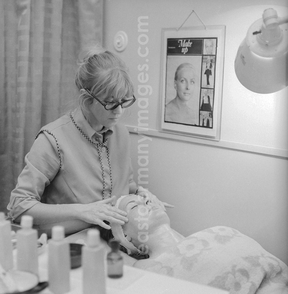 GDR image archive: Berlin - Beautician at work in Berlin, the former capital of the GDR, the German Democratic Republic