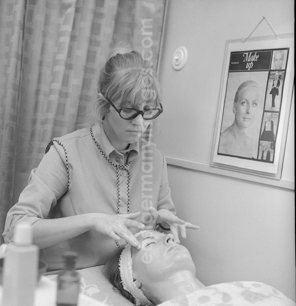 GDR photo archive: Berlin - Beautician at work in Berlin, the former capital of the GDR, the German Democratic Republic