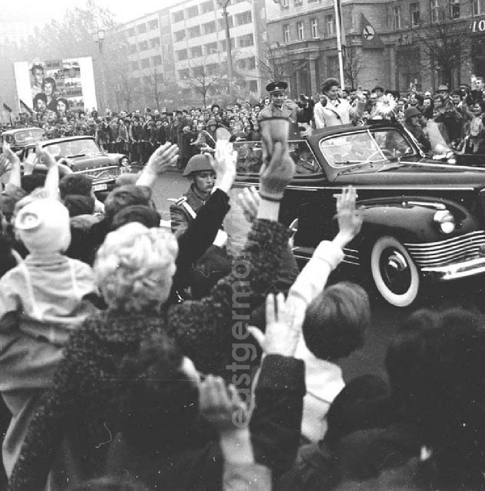 GDR image archive: Berlin - Kosmonauten Juri Alexejewitsch Gagarin und Walentina Tereschkowa aus der Sowjetunion / UDSSR, fahren im Auto / Cabrio auf der Karl-Marx-Allee an jubelnder Menschenmenge vorbei. Fotograf: Rasch