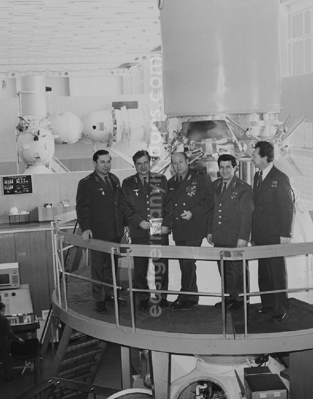 GDR picture archive: Swjosdny Gorodok - Cosmonauts in Zvyozdny gorodok to German Star City, from left Pavel Popovich (1930-2009), Vitaly Sevastyanov (1935-201