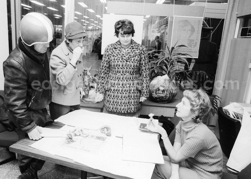 GDR picture archive: Berlin - Mushroom collectors consult free of charge in the mushroom advice centre in the covered market on the Alexander's place whether her accumulated mushrooms are eatable or toxic, in Berlin, the former capital of the GDR, German democratic republic