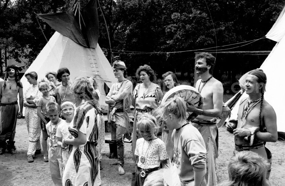 GDR image archive: Berlin-Köpenick - Köpenick/Berlin Ferienkinder im Wuhlheide-Park-Indianerdorf 17.07.9