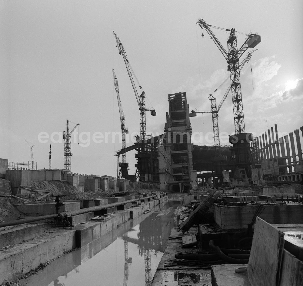 GDR picture archive: Boxberg / Oberlausitz - Construction of the power plant Boxberg in Upper Lusatia in Saxony. It was the largest coal power plant in the GDR. 1966 was built by the VEB BMK coal and energy