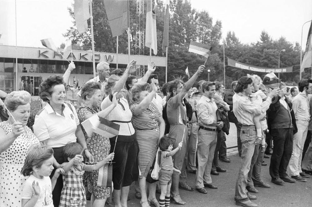 GDR image archive: Krakau - Krakauer Bürger / Zuschauer / Kinder / Familien stehen zusammen und winken mit Fahnen / Fähnchen der DDR und Polen anlässlich zum Besuch vom Staatsratsvorsitzenden der DDR Erich Honecker.