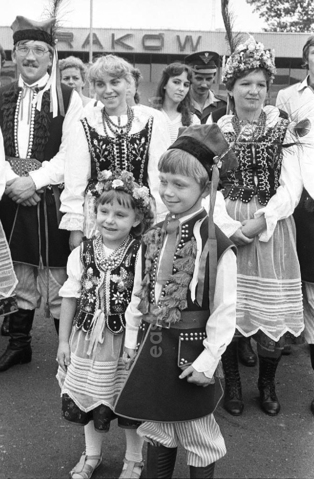 GDR image archive: Krakau - Krakauer Bürger / Kinder stehen zusammen in Trachten / Volkstracht anlässlich zum Staatsbesuch des Staatsratsvorsitzenden der DDR, Erich Honecker.