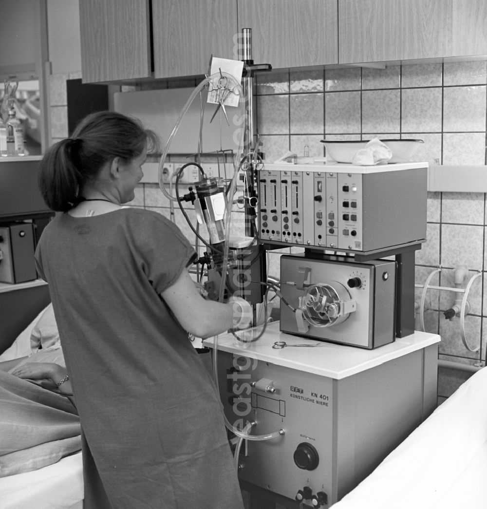 GDR picture archive: Dresden - Nurse in medical equipment in intensive care at the hospital Dresden-Friedrichstadt in Dresden in today's state of Saxony