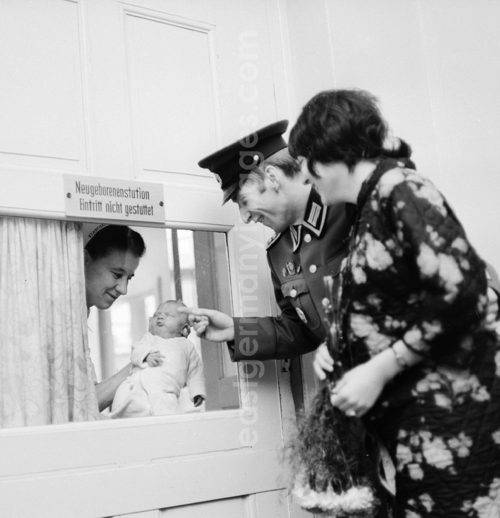 GDR picture archive: Berlin - Nurse showing young parents their baby through glass at the neonatal unit in Berlin
