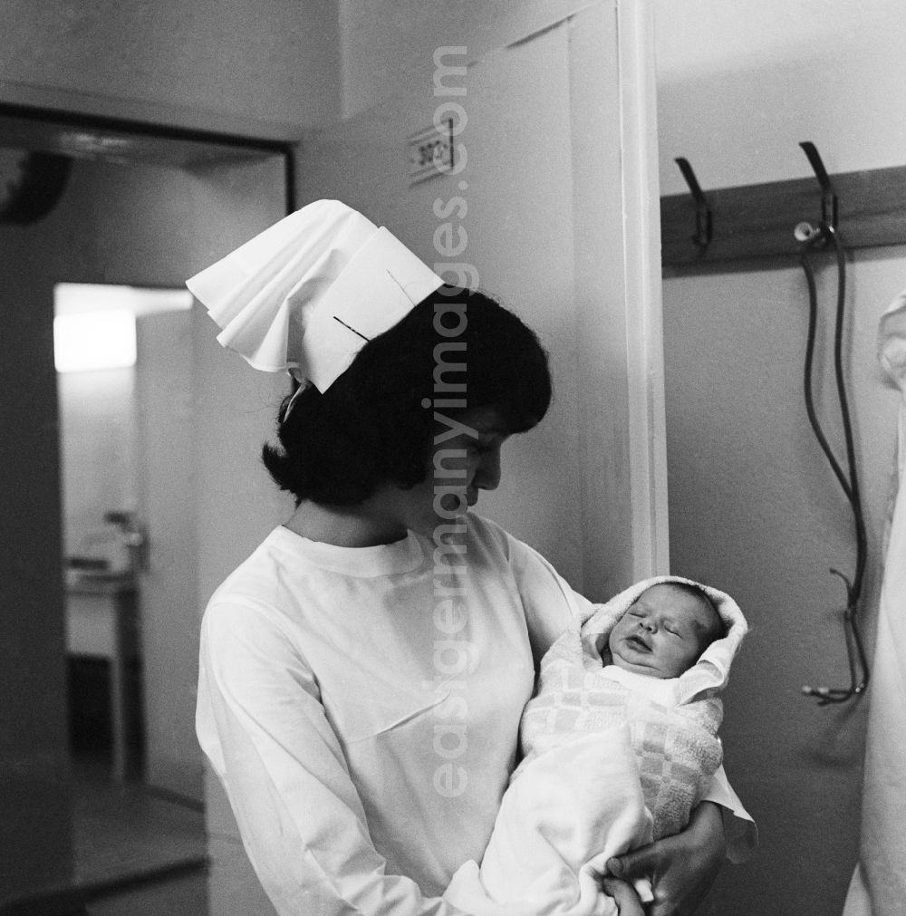 GDR picture archive: Bad Saarow - Two nurses in a neonatal unit in Bad Saarow in Brandenburg on the territory of the former GDR, German Democratic Republic