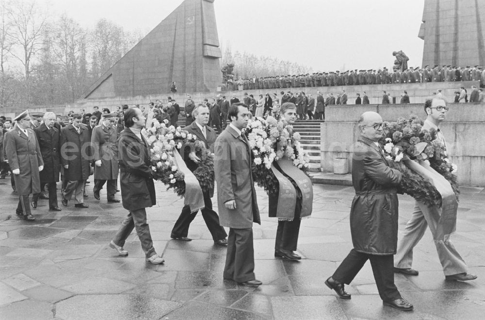 GDR photo archive: Berlin - Wreath-laying ceremony at the soviet memorial in Treptower Park in the district Treptow in Berlin Eastberlin on the territory of the former GDR, German Democratic Republic