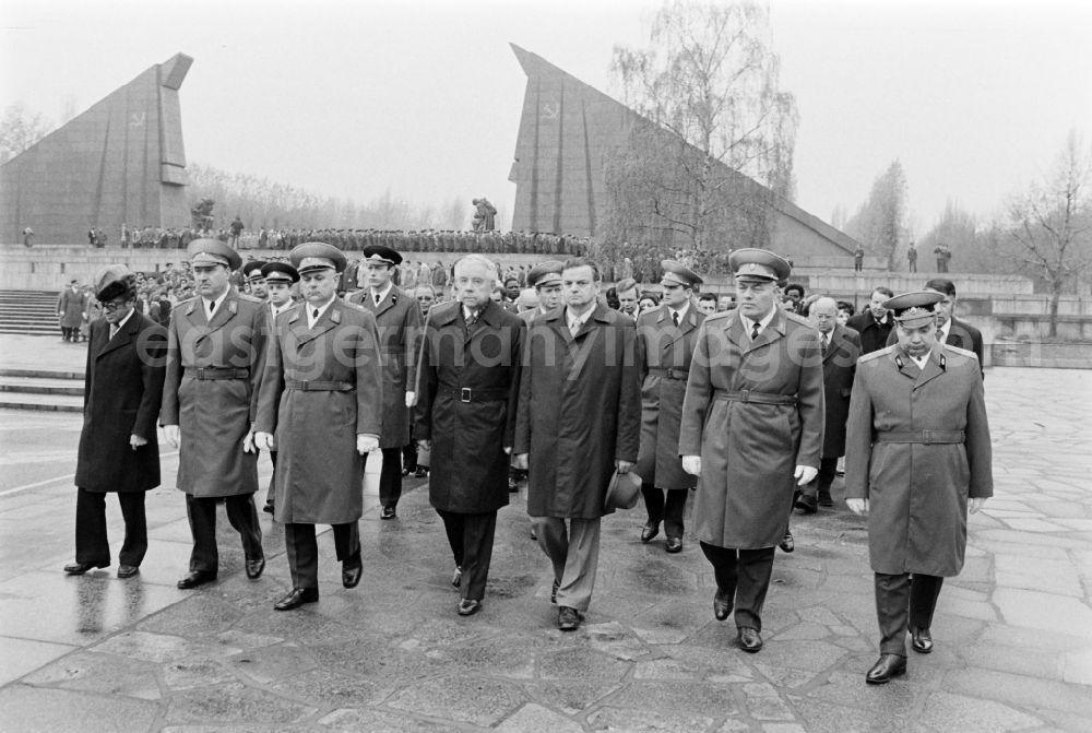 GDR picture archive: Berlin - Wreath-laying ceremony at the soviet memorial in Treptower Park in the district Treptow in Berlin Eastberlin on the territory of the former GDR, German Democratic Republic