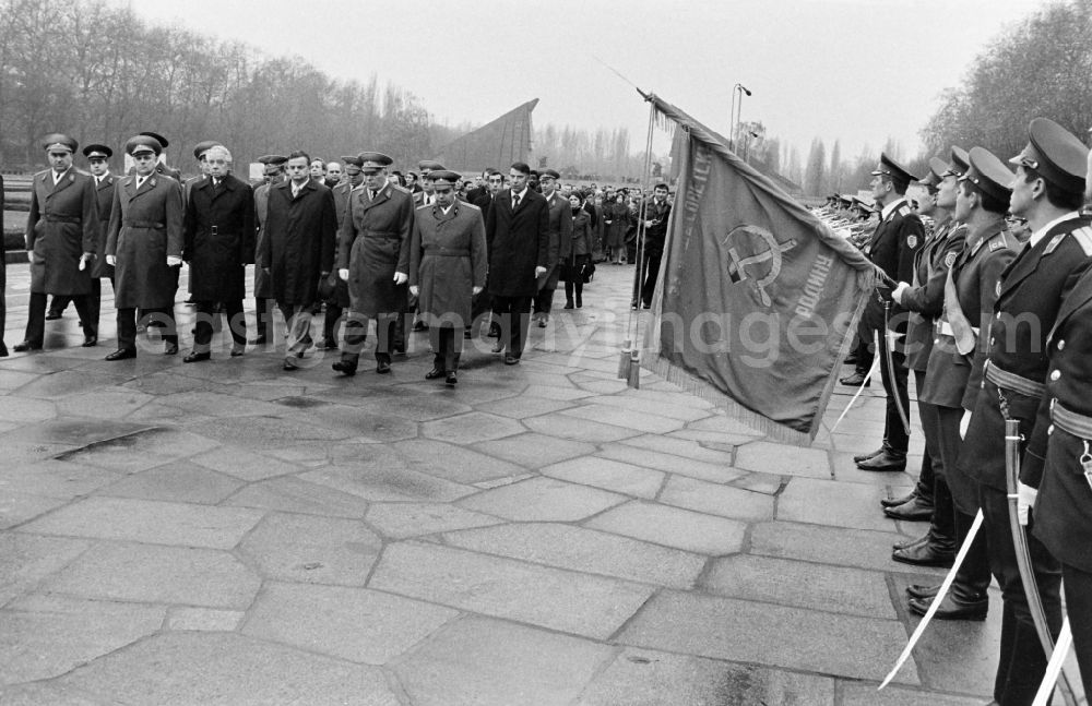 Berlin: Wreath-laying ceremony at the soviet memorial in Treptower Park in the district Treptow in Berlin Eastberlin on the territory of the former GDR, German Democratic Republic