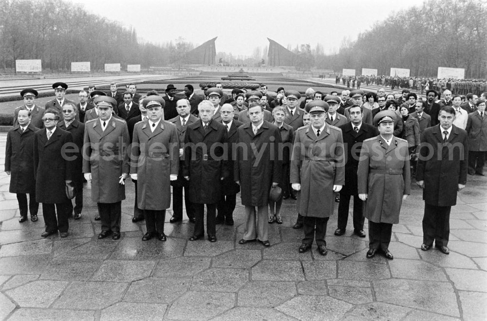 GDR image archive: Berlin - Wreath-laying ceremony at the soviet memorial in Treptower Park in the district Treptow in Berlin Eastberlin on the territory of the former GDR, German Democratic Republic