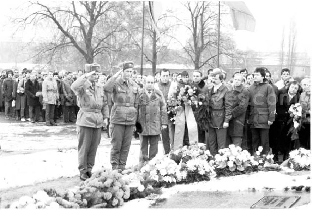 GDR photo archive: Berlin - 03.01.1986 Kranzniederlegung in Berlin-Friedrichsfelde zum Gedenken an den 11