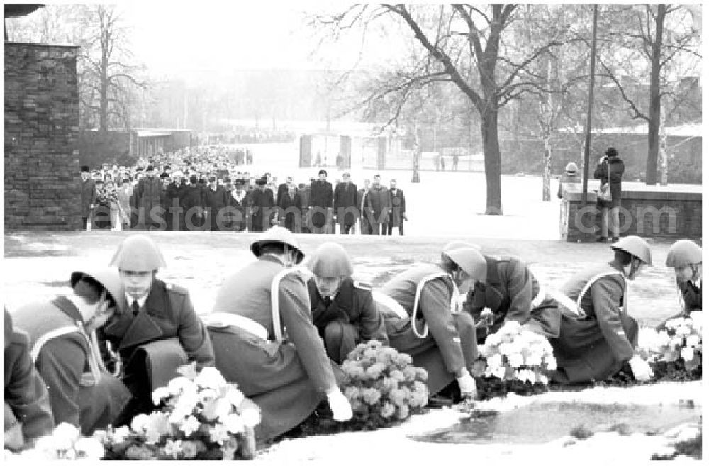 Berlin: 03.01.1986 Kranzniederlegung in Berlin-Friedrichsfelde zum Gedenken an den 11