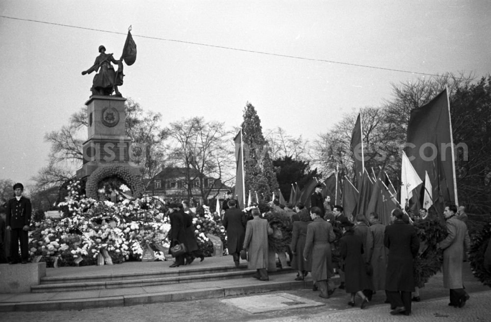 Dresden: Participants in a commemoration event at the monument Memorial of the Red Army, the Soviet memorial on the occasion of the 34th anniversary of the Great Socialist October Revolution at Olbrichtplatz in the district Neustadt in Dresden in the state of Saxony on the territory of the former GDR, German Democratic Republic