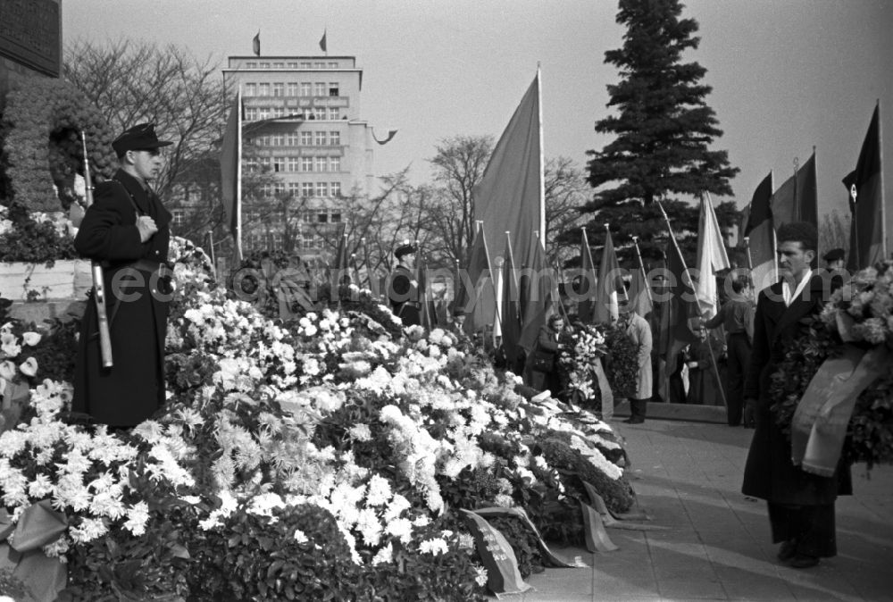 GDR image archive: Dresden - Participants in a commemoration event at the monument Memorial of the Red Army, the Soviet memorial on the occasion of the 34th anniversary of the Great Socialist October Revolution at Olbrichtplatz in the district Neustadt in Dresden in the state of Saxony on the territory of the former GDR, German Democratic Republic