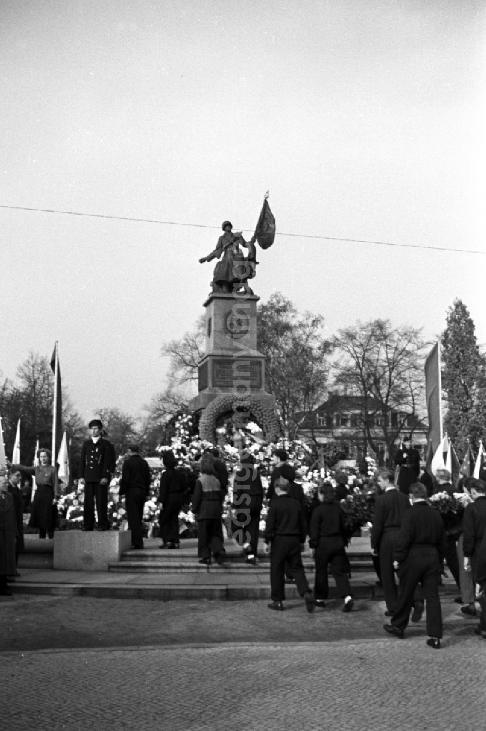 GDR image archive: Dresden - Participants in a commemoration event at the monument Memorial of the Red Army, the Soviet memorial on the occasion of the 34th anniversary of the Great Socialist October Revolution at Olbrichtplatz in the district Neustadt in Dresden in the state of Saxony on the territory of the former GDR, German Democratic Republic