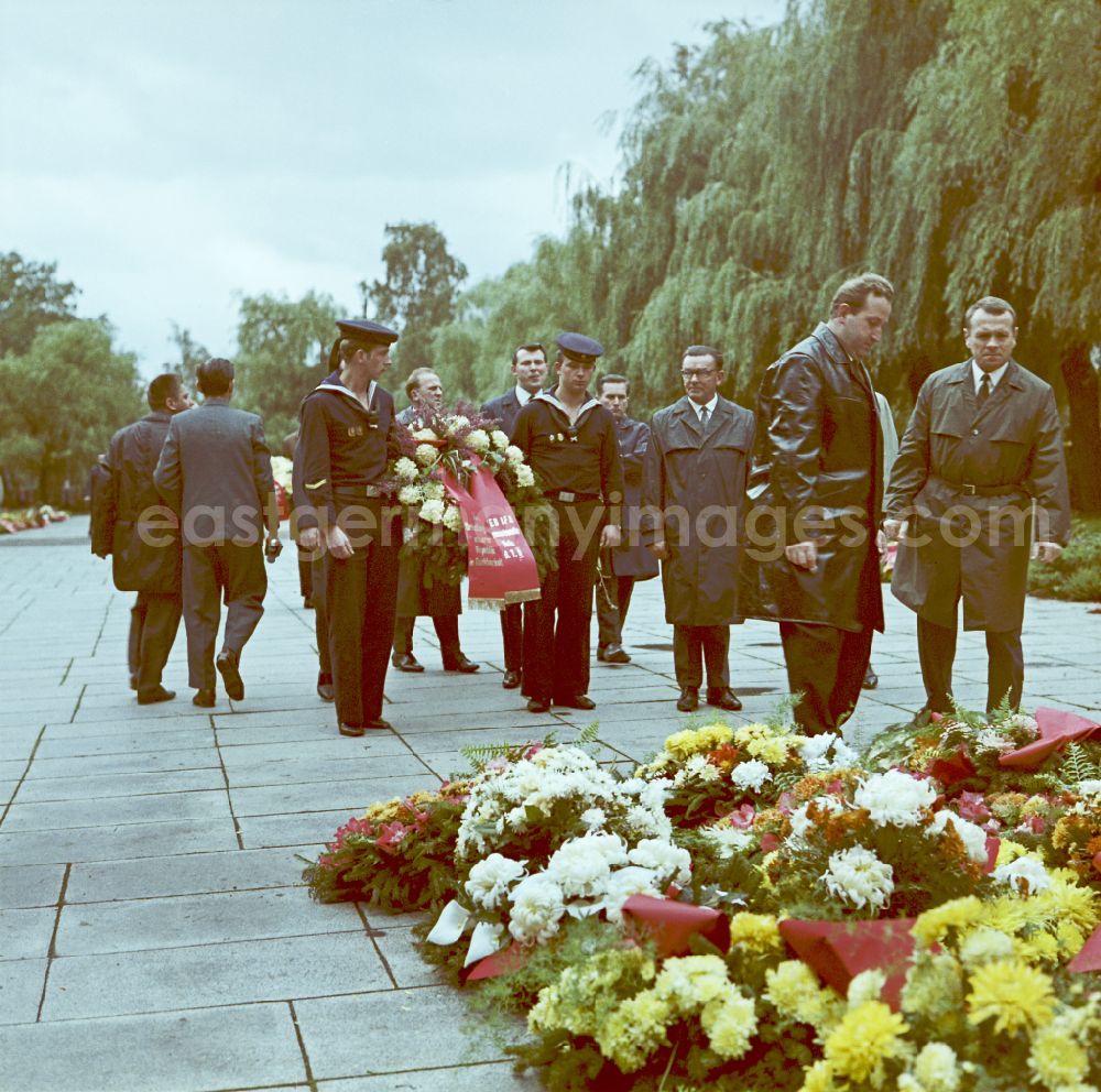 GDR picture archive: Halle (Saale) - Sailors and members of the sponsorship brigade of a company taking part in a wreath-laying ceremony in a cemetery in Halle (Saale) in the GDR
