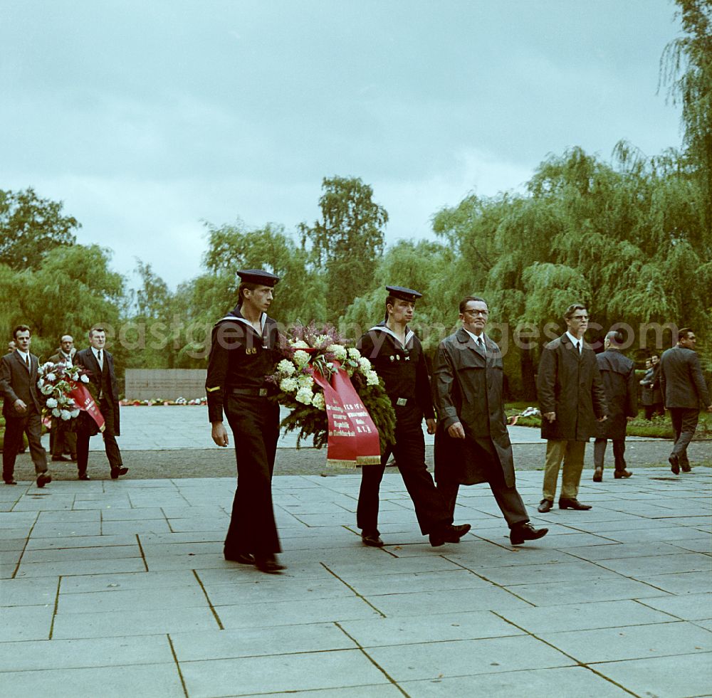 GDR image archive: Halle (Saale) - Sailors and members of the sponsorship brigade of a company taking part in a wreath-laying ceremony in a cemetery in Halle (Saale) in the GDR