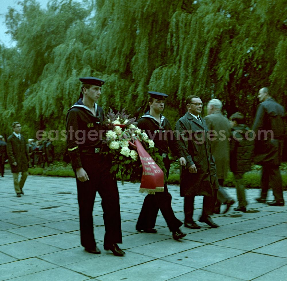 GDR photo archive: Halle (Saale) - Sailors and members of the sponsorship brigade of a company taking part in a wreath-laying ceremony in a cemetery in Halle (Saale) in the GDR
