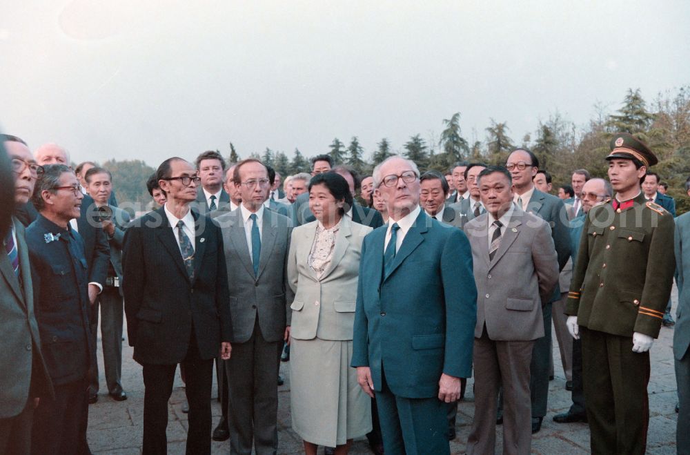 Nanjing: Participants of the official government delegation of the GDR under the General Secretary of the SED and Chairman of the State Council of the GDR Erich Honecker at the memorial statues of the Yuhuatai Martyrs in the Memorial Park of the Revolutionary Martyrs of the Chinese People's Revolution in the Yuhuatai district of Nanjing in China