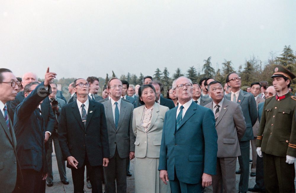 GDR image archive: Nanjing - Participants of the official government delegation of the GDR under the General Secretary of the SED and Chairman of the State Council of the GDR Erich Honecker at the memorial statues of the Yuhuatai Martyrs in the Memorial Park of the Revolutionary Martyrs of the Chinese People's Revolution in the Yuhuatai district of Nanjing in China