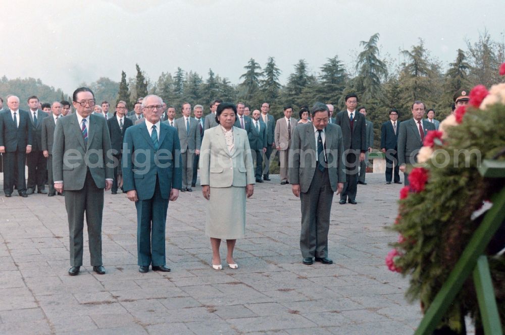 GDR photo archive: Nanjing - Participants of the official government delegation of the GDR under the General Secretary of the SED and Chairman of the State Council of the GDR Erich Honecker at the memorial statues of the Yuhuatai Martyrs in the Memorial Park of the Revolutionary Martyrs of the Chinese People's Revolution in the Yuhuatai district of Nanjing in China