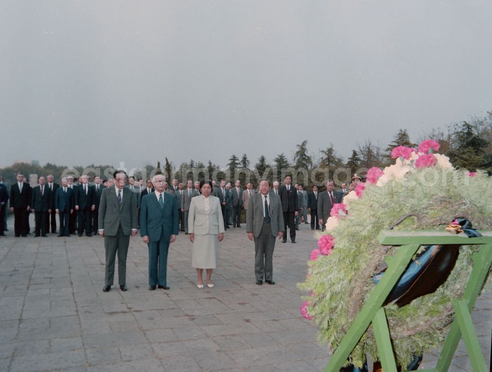GDR image archive: Nanjing - Participants of the official government delegation of the GDR under the General Secretary of the SED and Chairman of the State Council of the GDR Erich Honecker at the memorial statues of the Yuhuatai Martyrs in the Memorial Park of the Revolutionary Martyrs of the Chinese People's Revolution in the Yuhuatai district of Nanjing in China