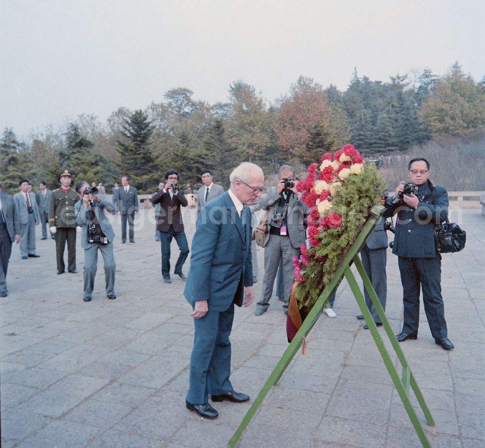 GDR photo archive: Nanjing - Participants of the official government delegation of the GDR under the General Secretary of the SED and Chairman of the State Council of the GDR Erich Honecker at the memorial statues of the Yuhuatai Martyrs in the Memorial Park of the Revolutionary Martyrs of the Chinese People's Revolution in the Yuhuatai district of Nanjing in China