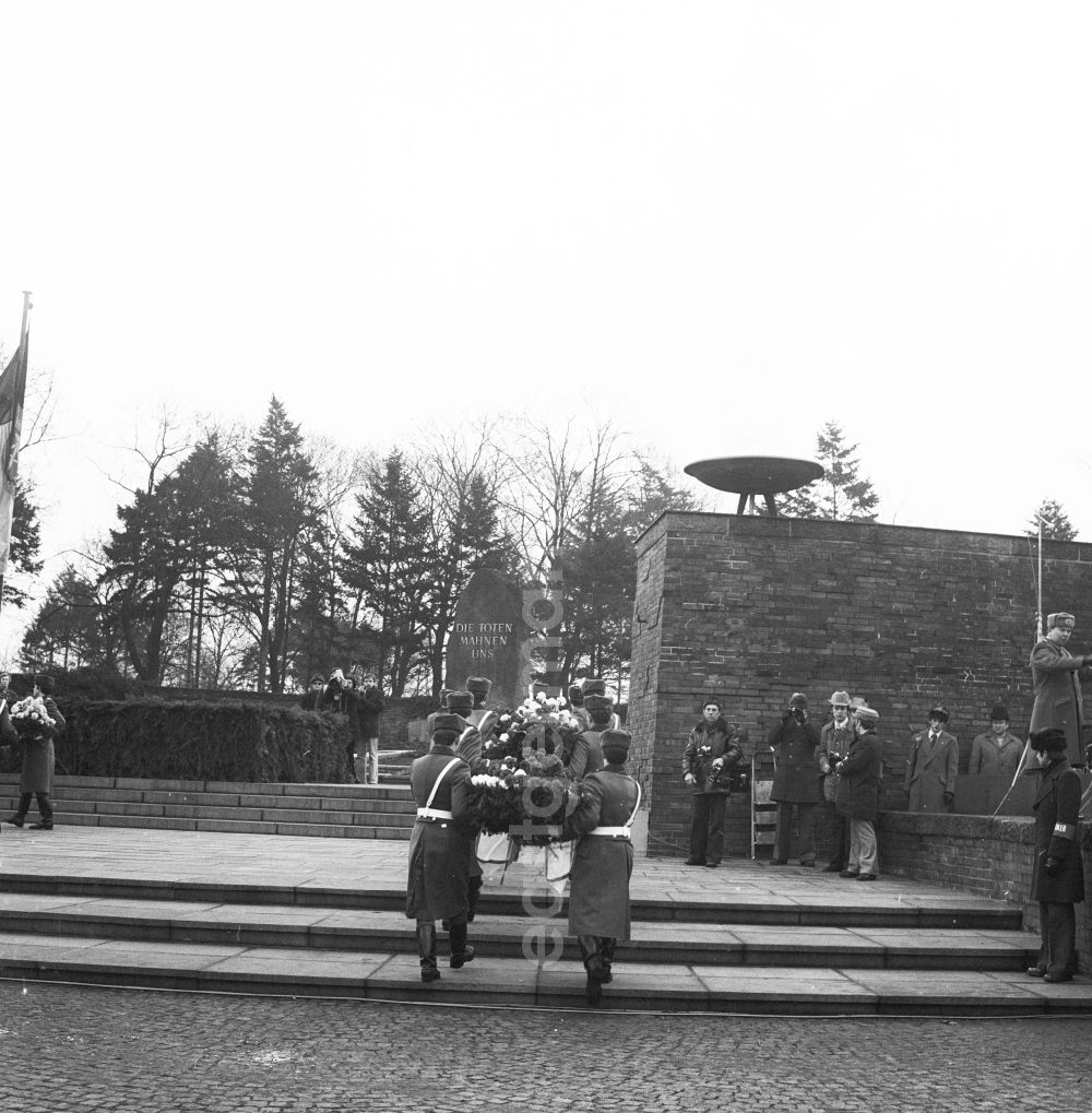 GDR photo archive: Berlin - Wreath laying by NVA soldiers in the cemetery of the Socialists in the Central Cemetery Friedrichsfelde in Berlin-Lichtenberg