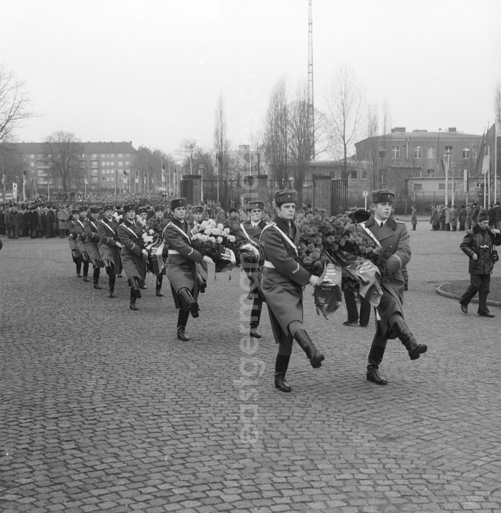 GDR picture archive: Berlin - Wreath laying by NVA soldiers in the cemetery of the Socialists in the Central Cemetery Friedrichsfelde in Berlin-Lichtenberg