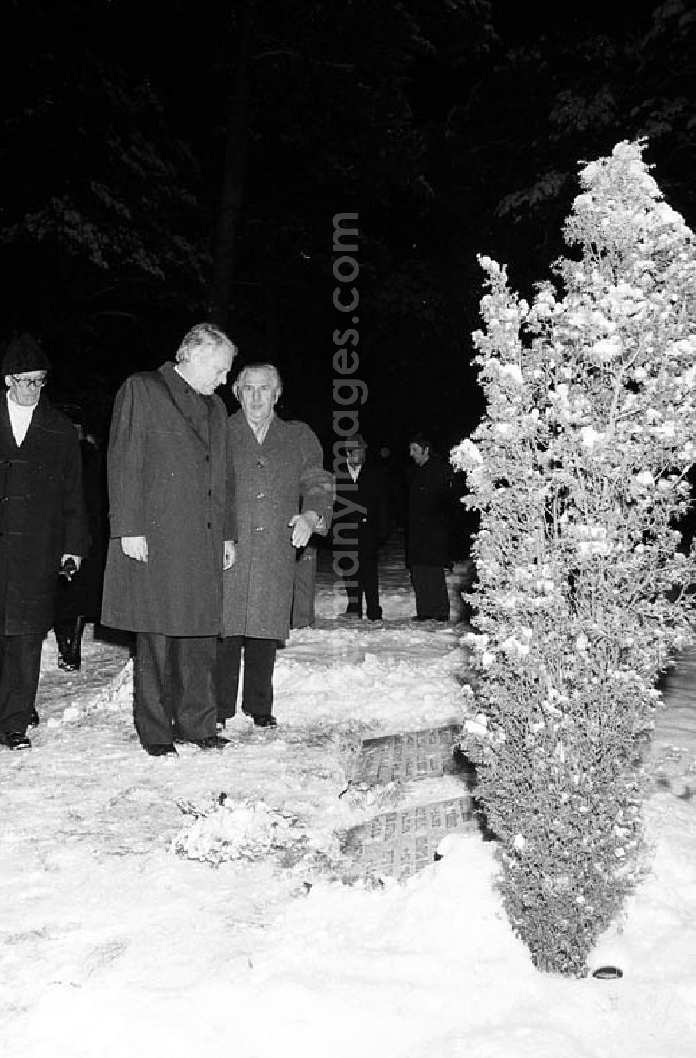 GDR image archive: Halbe / Brandenburg - 12.12.1981 Kranzniederlegung in Halbe (Brandenburg) durch Erich Honecker und Helmut Schmidt Umschlagnr.: 1