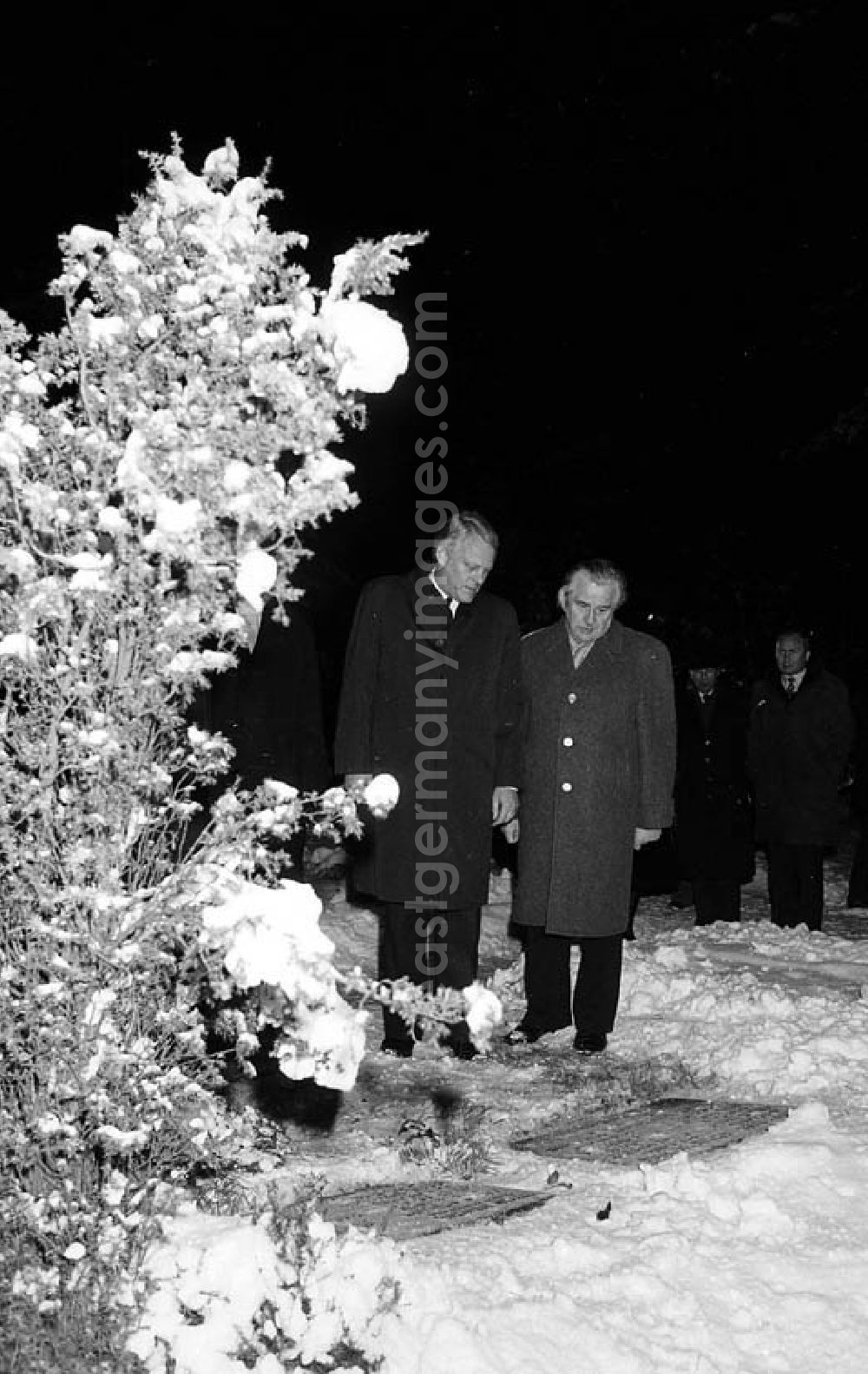 GDR photo archive: Halbe / Brandenburg - 12.12.1981 Kranzniederlegung in Halbe (Brandenburg) durch Erich Honecker und Helmut Schmidt Umschlagnr.: 1