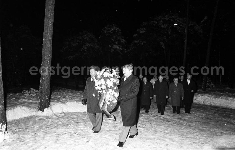 Halbe / Brandenburg: 12.12.1981 Kranzniederlegung in Halbe (Brandenburg) durch Erich Honecker und Helmut Schmidt Umschlagnr.: 1