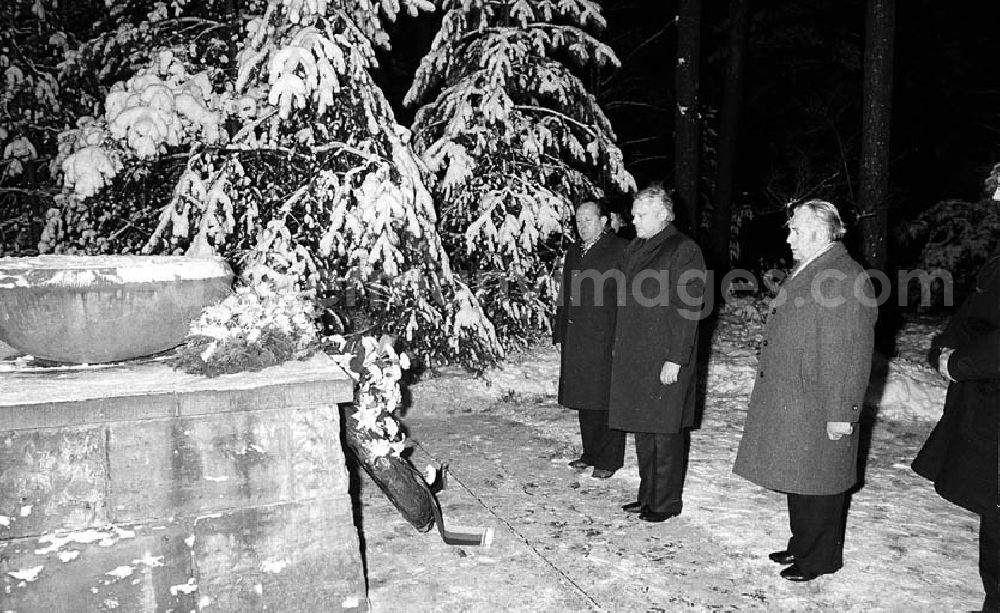GDR image archive: Halbe / Brandenburg - 12.12.1981 Kranzniederlegung in Halbe (Brandenburg) durch Erich Honecker und Helmut Schmidt Umschlagnr.: 1