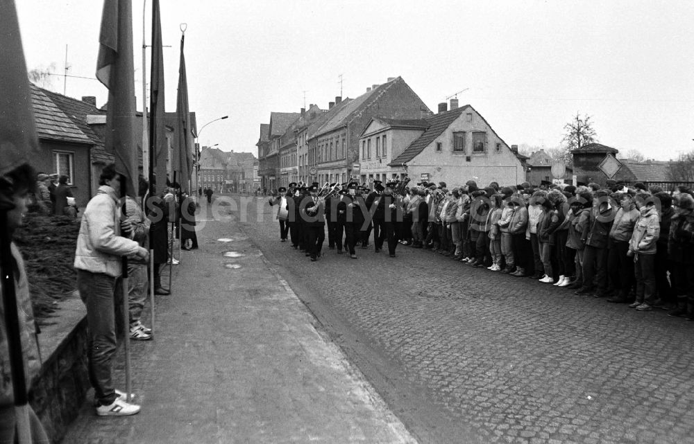 GDR photo archive: Peenemünde - Participants of a wreath-laying ceremony in front of sailors of the guard of honour with MPi submachine gun Kalashnikov at the memorial for the OdF victims of fascism on the main street in Peenemuende, Mecklenburg-Western Pomerania in the territory of the former GDR, German Democratic Republic